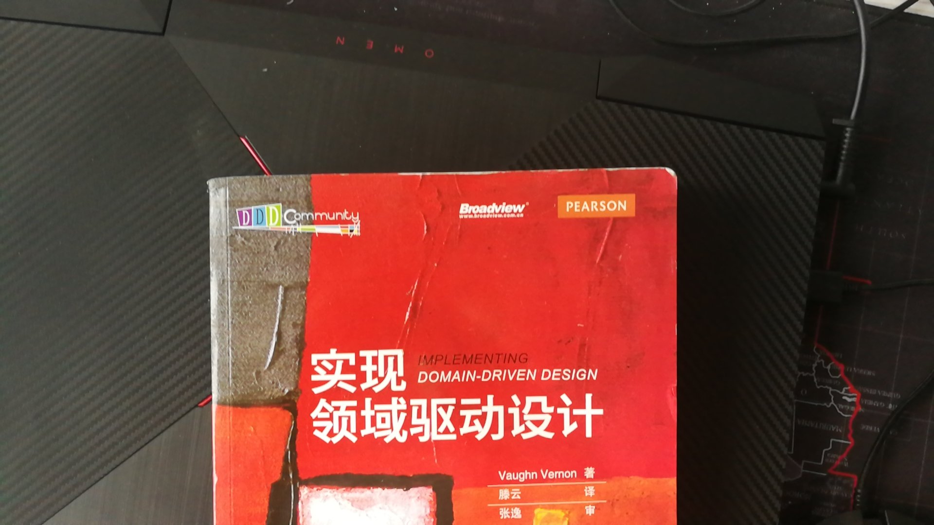 不说书的内容，就说包装，就一个快递袋包着，没有任何保护措施，收到就这样破成了。