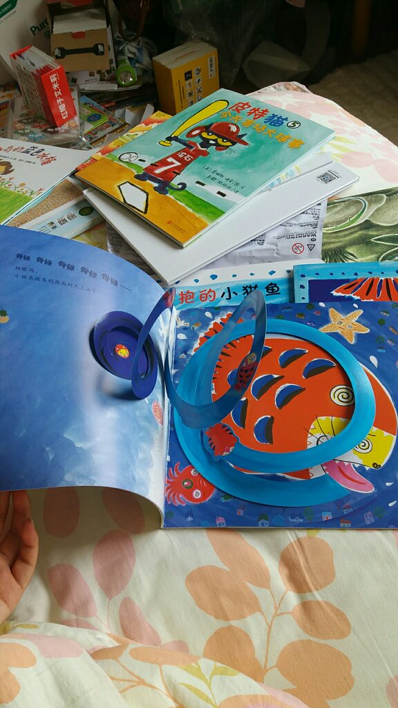 颜色鲜艳，每本书里面都有一两个立体图，还不错，字比较少，适合低龄宝宝看。