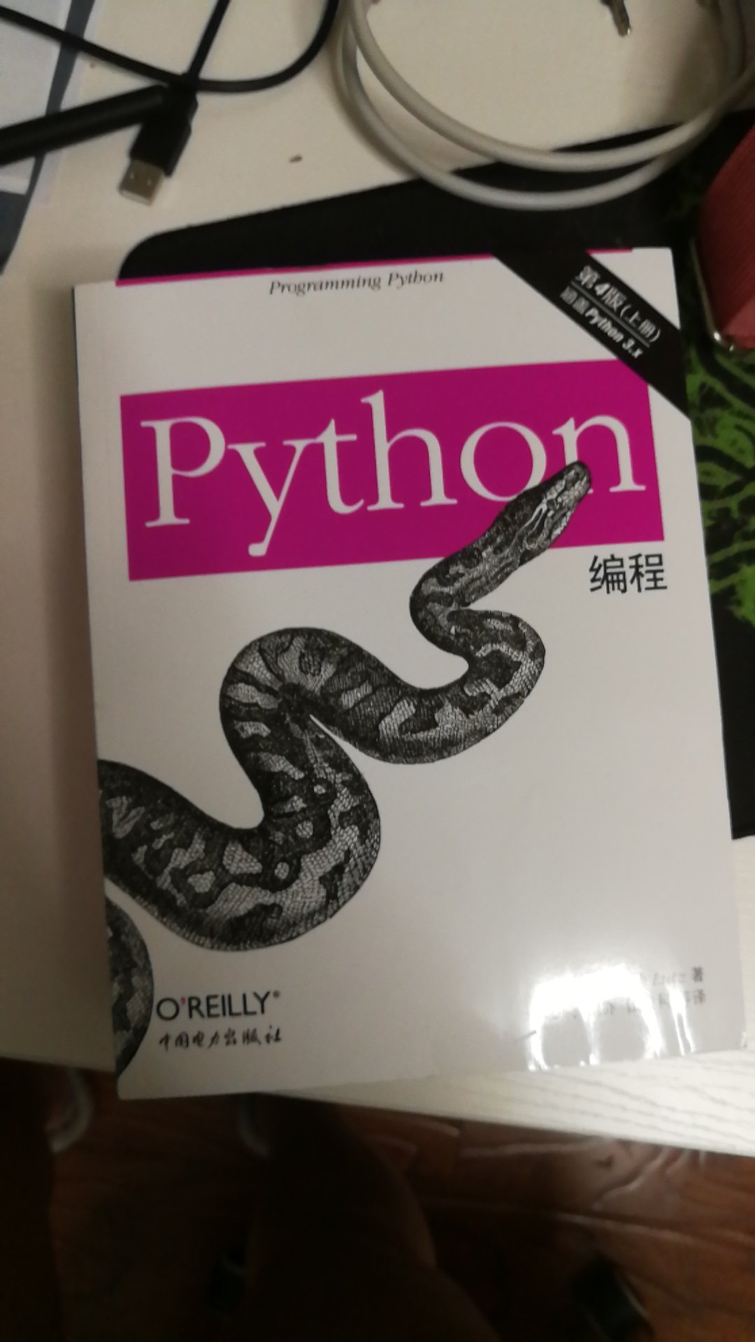 基本上是python编程最最经典的书籍了，内容非常详实，也非常细致，适合学习者使用
