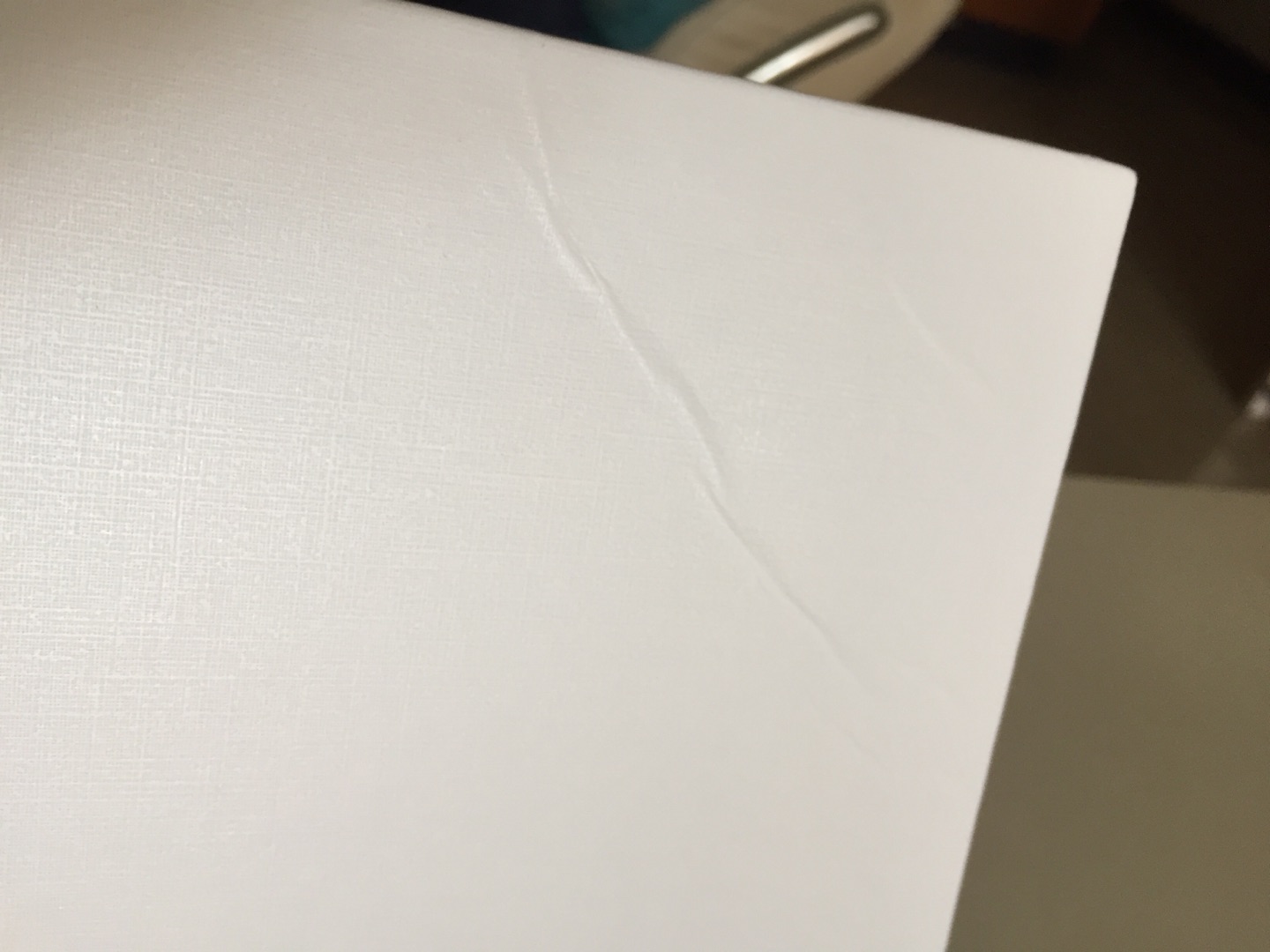 纸质很不错，但是书的封皮，内硬纸板封面都有磕碰的伤口，封底有较为明显的折痕，这次没法给五星好评了。