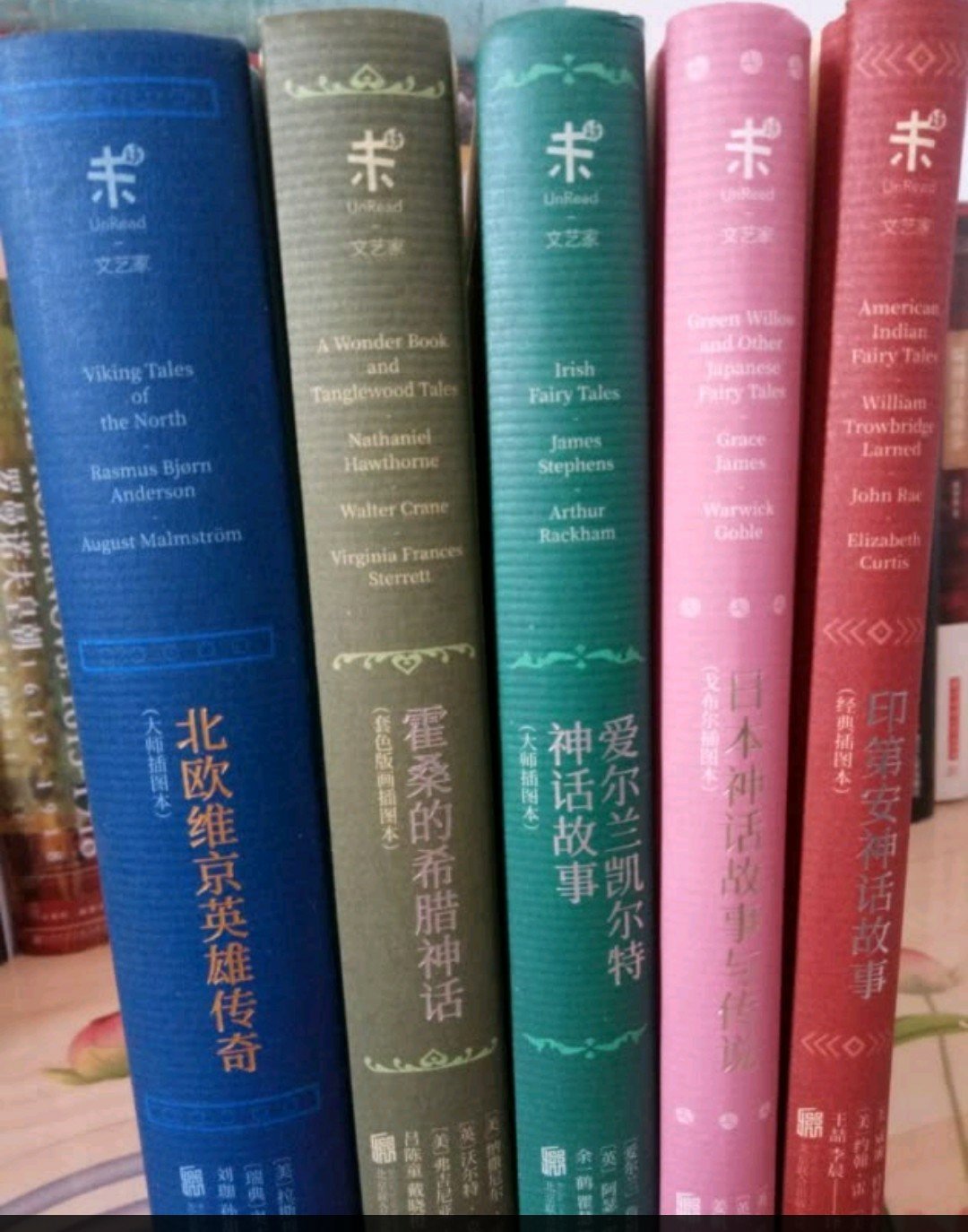 由生长于在日本的日本民俗学研究者格雷丝·詹姆斯收集代代相传的日本传说并加以改编而成，累计出版24种版本。