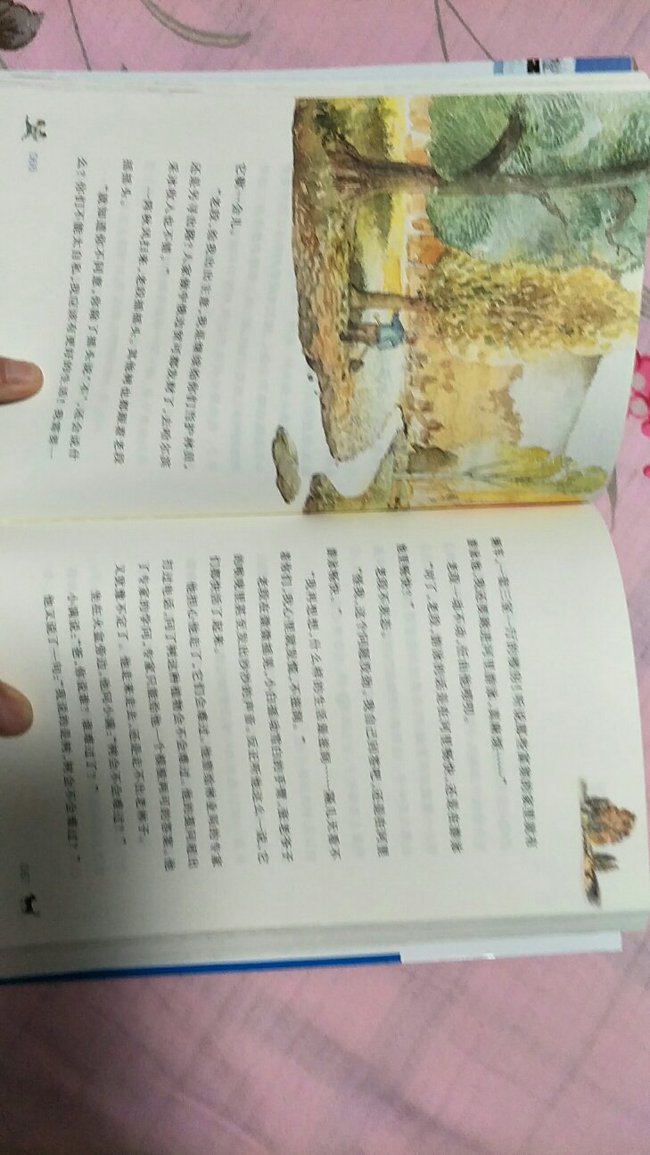 字号行距都适合孩子阅读。装帧设计不错，套色印刷，有很不错的彩色插图。