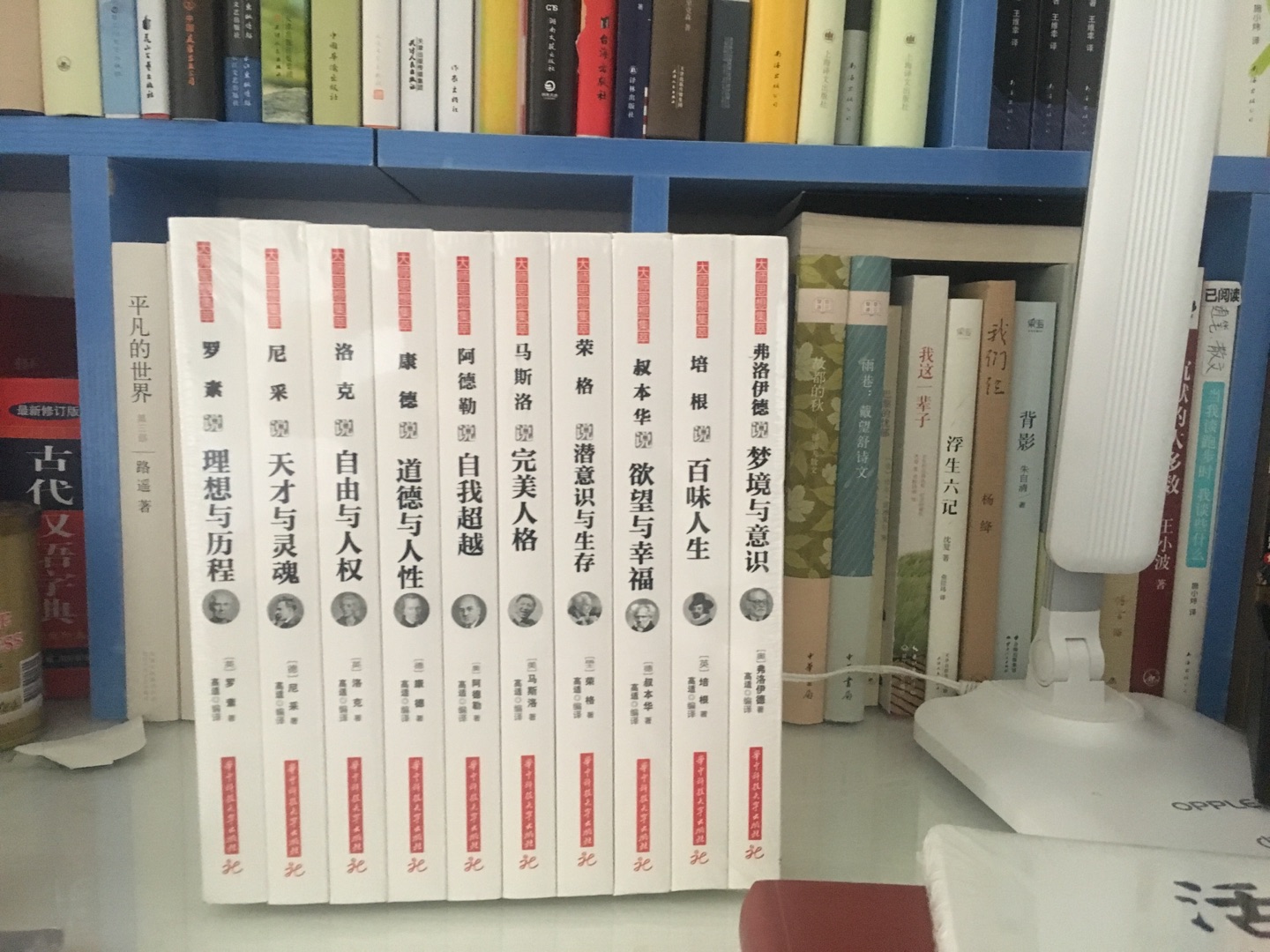 读一点儿哲学类的书，能获得更大的进步，思想升华一些。明白事理多一些。