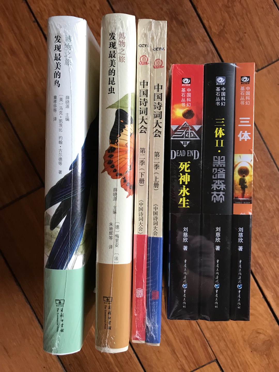 自从孩子喜欢上观鸟后，对鸟类的知识没有任何抵抗力，买来后，迫不及待地翻看。书的质量非常好，图片精美。