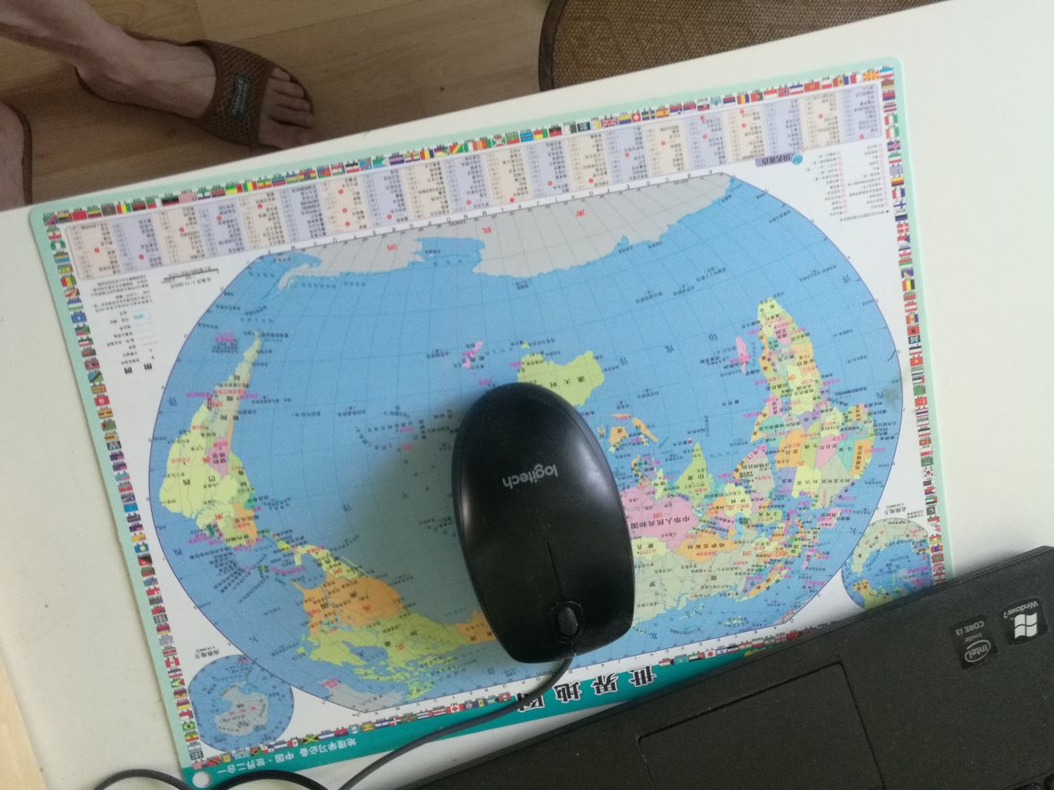 这个鼠标垫，地图呢正面是中国地图，背面是世界地图，嗯资料还是最新的，包括非洲新成立的国家，就是南苏丹都标示得很清楚