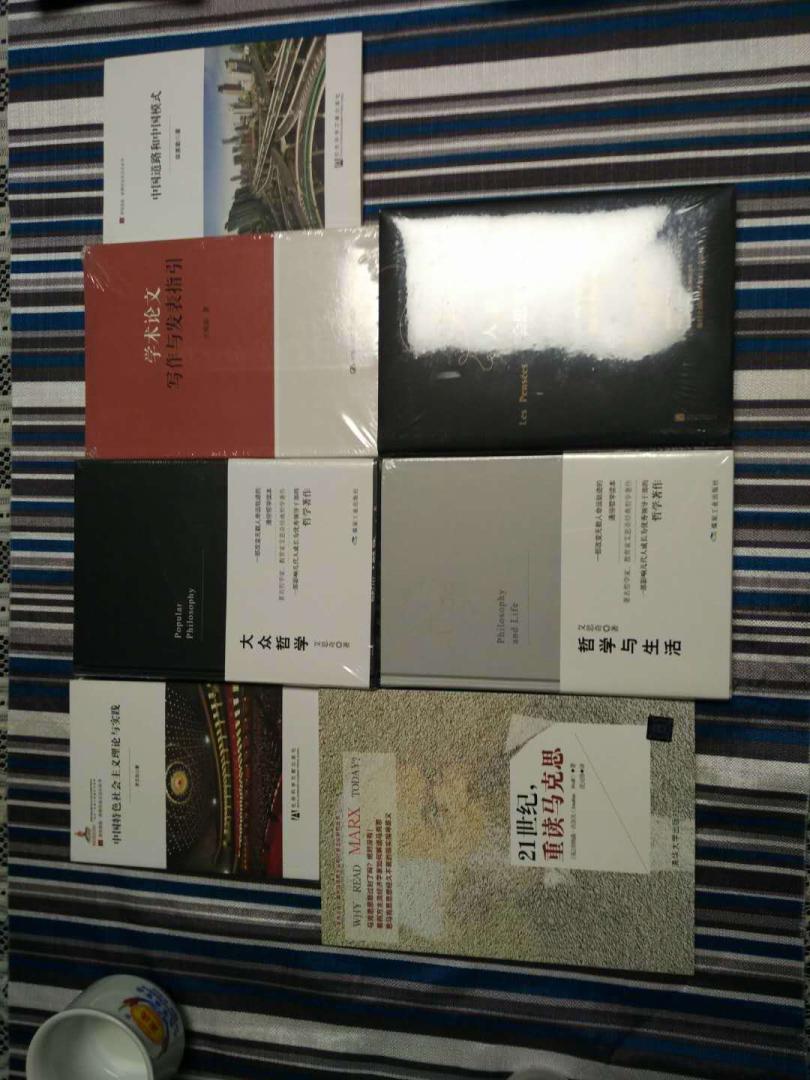 经济学家陆铭教授的《大国大城》关注的是中国当前城乡经济发展中切实存在的现实问题。房价陡升、雾霾遮天、交通拥堵；空巢老人、留守儿童、农民工的窘境……中国的城市化进程刚刚过半，但大城市的病状和乡村的隐痛已经成为人们关注的焦点。限制大城市人口流入，让农民工返乡，问题就能解决吗？不！去往城市，来谈乡愁。作者比较了全球经验，立足本土现状，基于实证，力倡中国发展大城市的重要性。社会问题宜疏不宜堵，只有让市场本身充分发挥对包括劳动力在内的生产要素的调节作用，才能从根本上解决当下棘手的社会问题。政府的功能不是与市场博弈，而是在市场失语的地方，以长远眼光，布局科学的基础设施、提供公共服务供给。《大国大城》将告诉你，只有在聚集中经济发展才能走向均衡，只有以追求人均GDP的均衡取代追求区域GDP的均衡，才能充分发挥出大国的国家竞争力，并提升全体人民的公共利益。