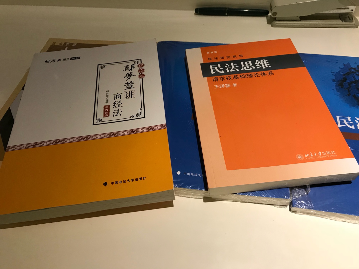 都是新书，有塑封，有纸箱垫气囊装着，书保护得很好。用心。