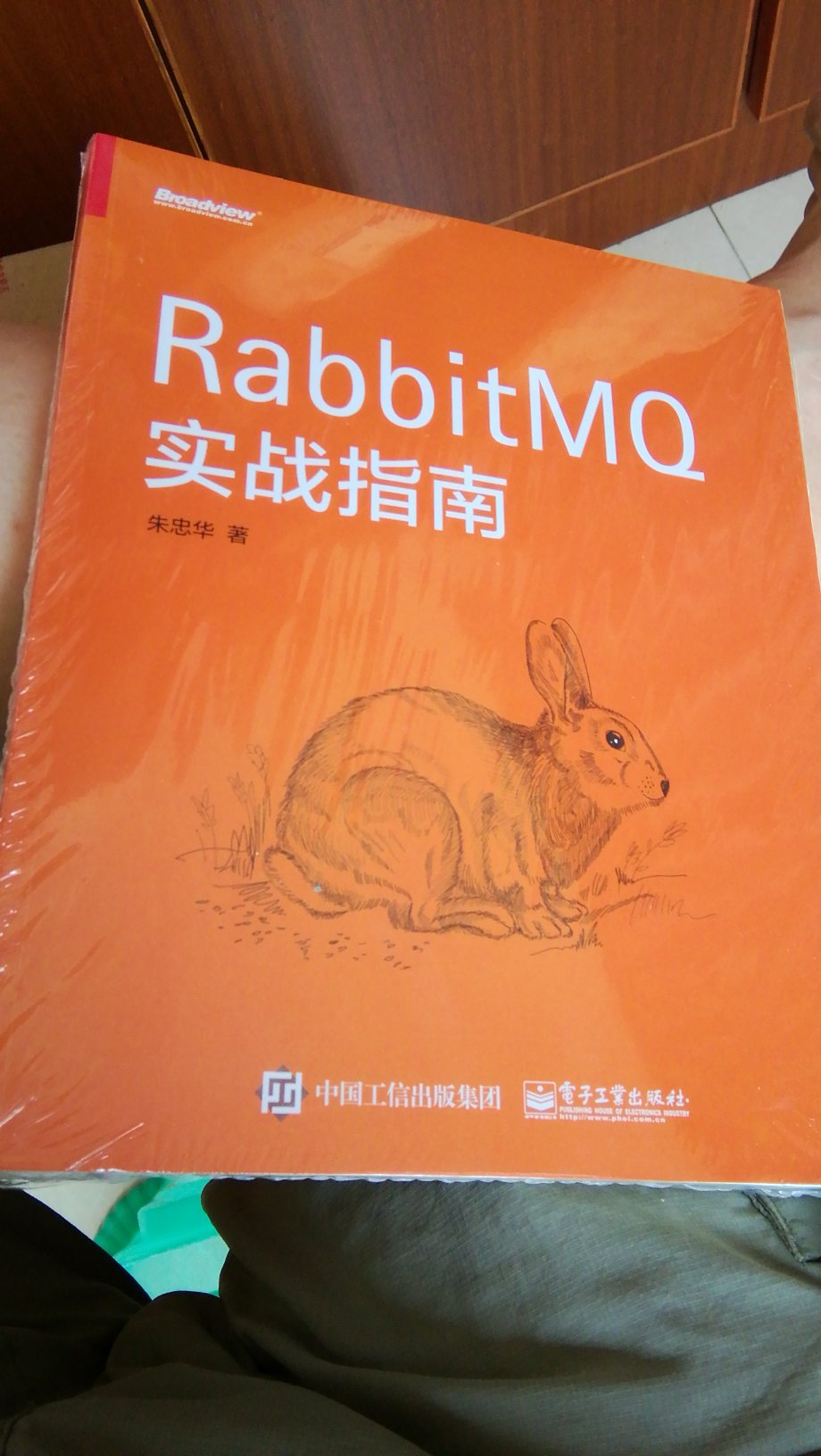 听同事说，是本很好的书，买来看看先。