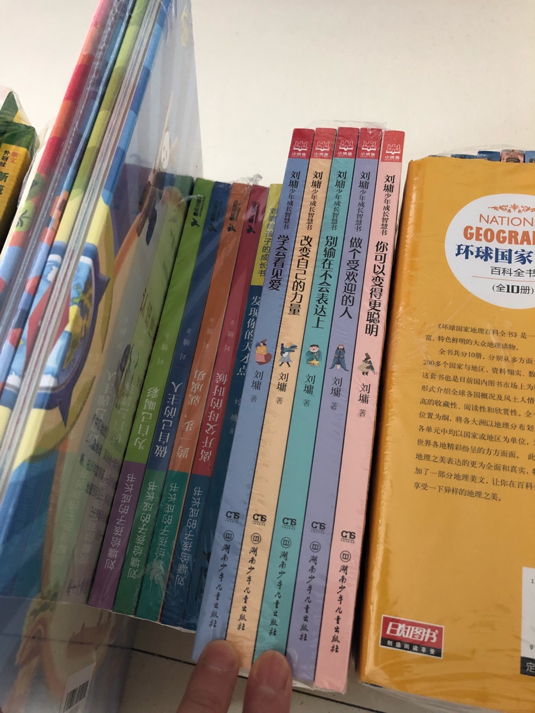 本人比较喜欢刘墉的书，感觉比较适合中学生读。他的书就像心灵鸡汤?，对中学生的健康成长很有帮助虽然儿子上小学，一样可以看懂