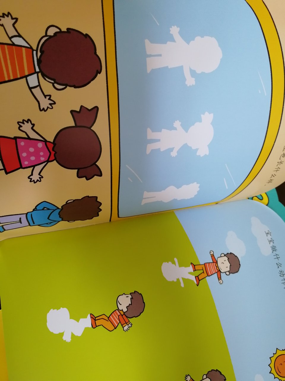 两岁不到的宝宝最近特别喜欢玩贴纸，这套书是最近买的贴纸书里最好的一套