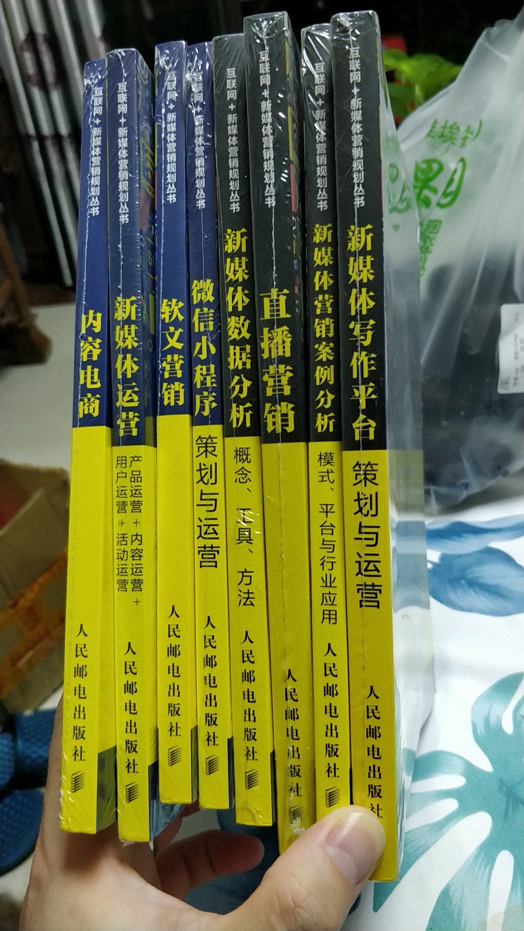 物流很快，书的印刷也很好，内容大概翻了一下，还是比较通俗易懂，不过感觉并不是太深入，看来还需要继续学习。