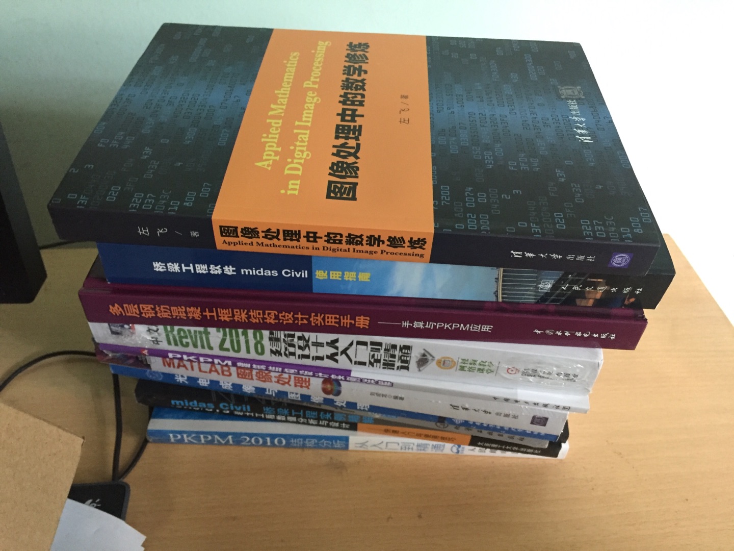 618买的很划算，买了很多，四五十本。原价的话得2000，最终大约900。这么多的书就是不给送上门，必须自己去取，而且还下大雨。