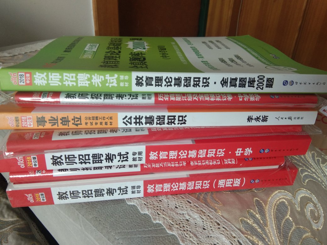 书真的很厚，很喜欢，真的很有价值，推荐给家长去读。这本英文原版书我忍了好多年，终于狠心买了，再不买更买不起了，纸张没得说了，超级喜欢这种感觉。