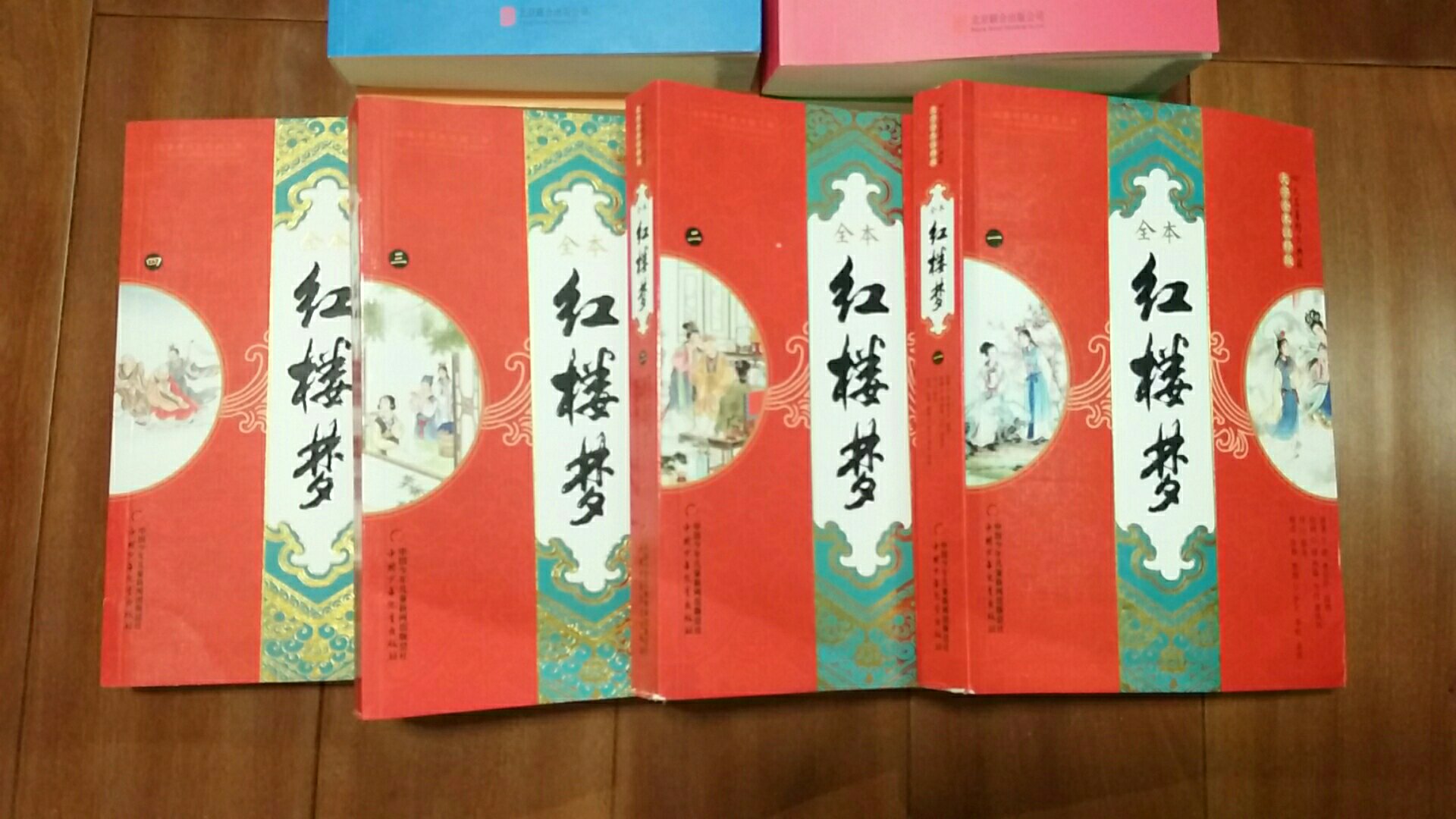 孩子马上读6年级了，为了让孩子好好读四大名著，我买了两个版本，这个版本是大字体、无删减、有注解、有彩图。但孩子还是小了，这个文言文版可能上初中看更合适。618满减活动算下来价格还是比同类书偏贵，但大字体看起来就是舒服，而且彩图也画的很漂亮，厚厚实实的四大本。