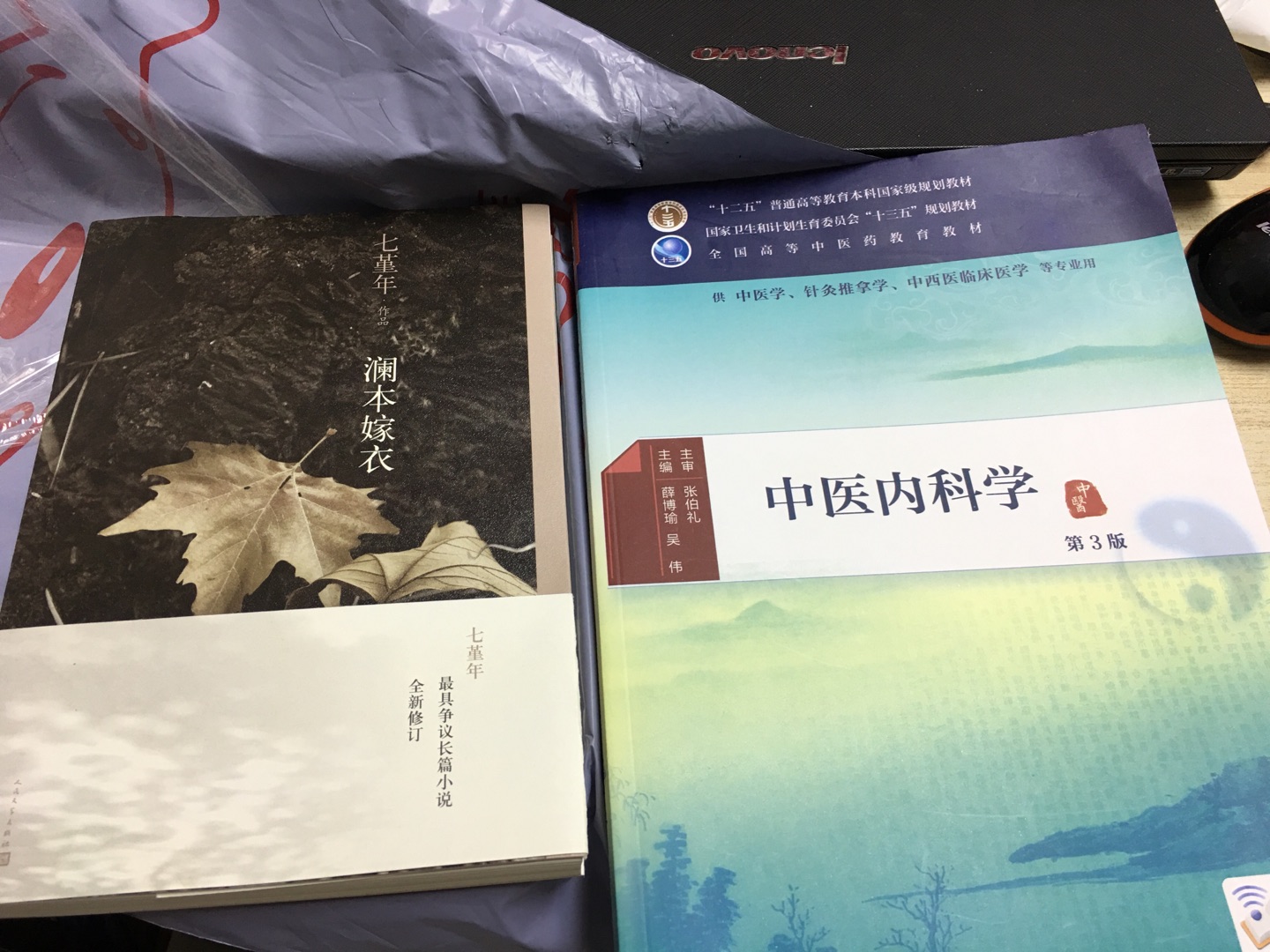 平时很少看小说的，因为没时间。不过从小就是喜欢书本的香气，所以不管有没有时间看，还是经常买些书回来收藏的，一时间心血来潮就买了这本小说回来，还没来得及看呢。不过看着封面挺漂亮的，随手翻了几页，里面的语言也是十分优美。感觉这本小书还不错，应该算是挺值得的！一如既往的支持！！！！！！！！！！