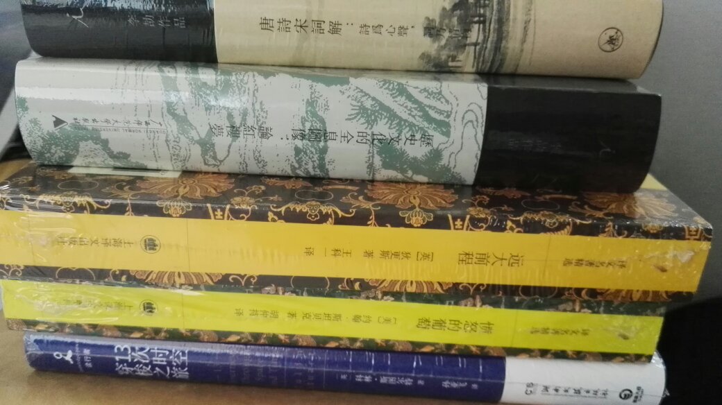 美国三十年代经济大萧条时期，贫苦农民乔德一家从风沙迷漫的俄克拉何马州平原流落到富庶的加利福尼亚州谷地的悲惨故事，是一部美国现代农民的史诗。