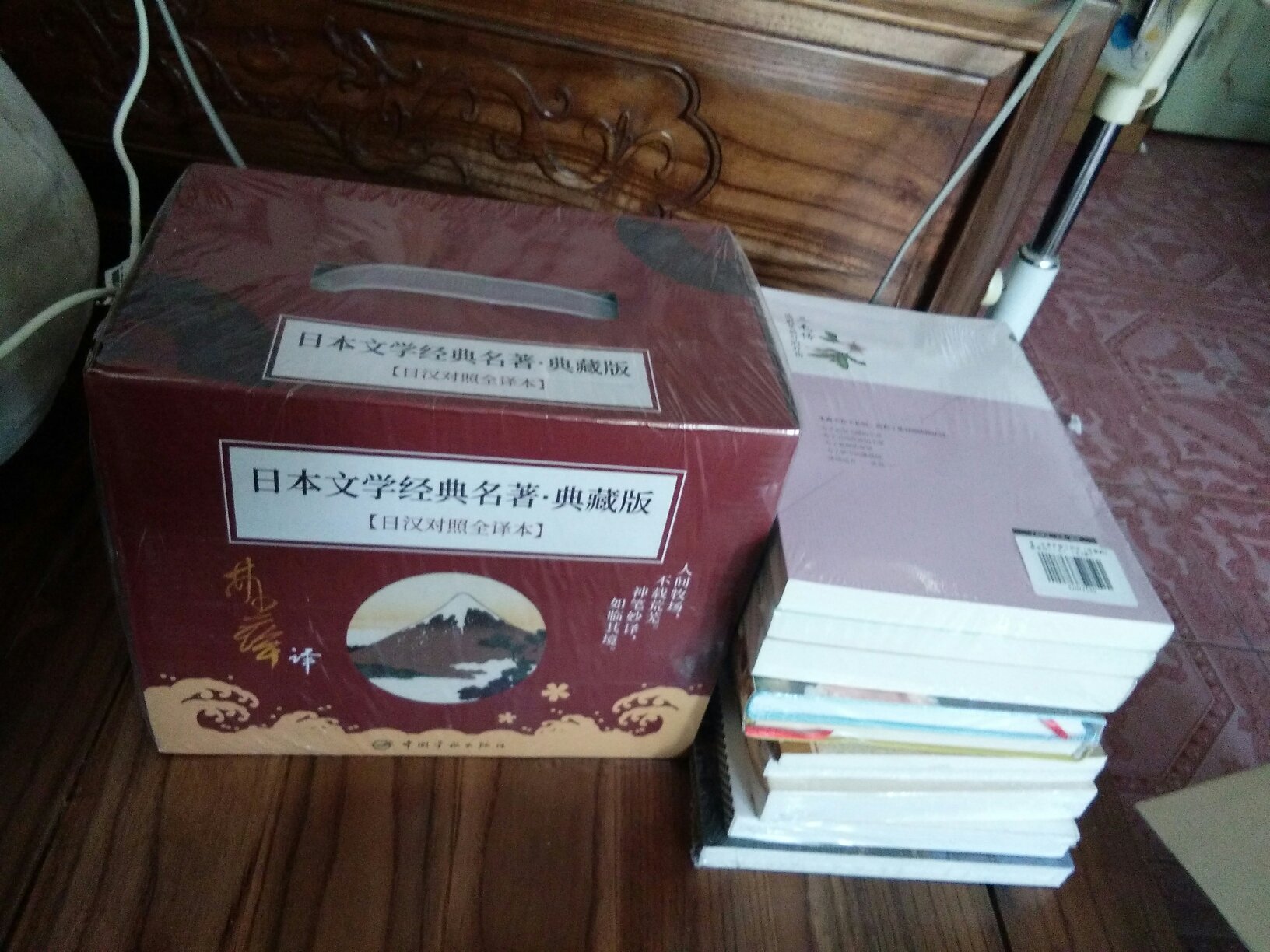 书快递小哥放家门口了，包装被撕开了，好在是没丢书，书还是不错的，所以仍然给5分