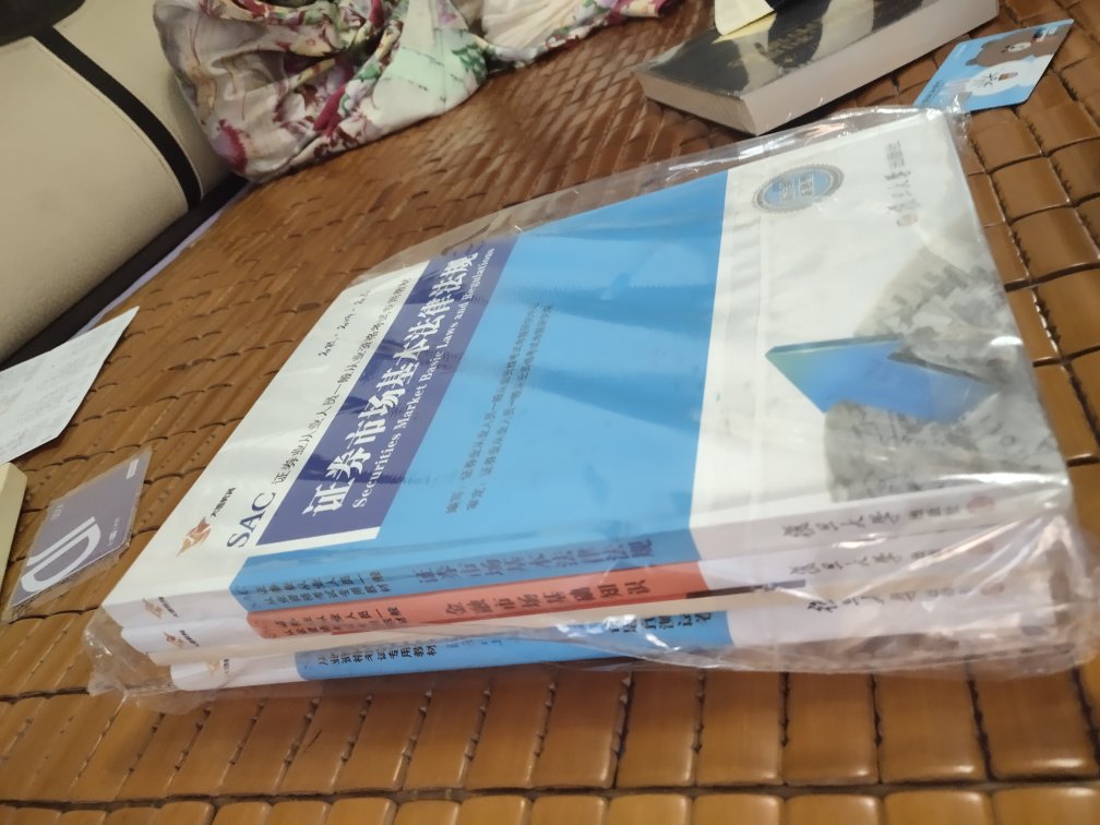 京豆99元十本书的时候抢到的，很感谢京豆有这样的活动让喜欢读书的人，可以买到更多书，即使在电子书已经流行的时代纸质书仍然有他不减的魅力。厚厚的一大叠书，包装完整，便宜实惠是2018版本的。