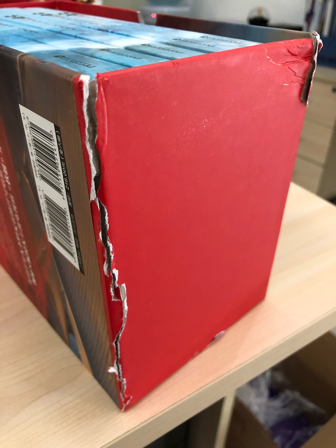 收到内包装盒就是坏的。看的是书，不是盒。就不计较了