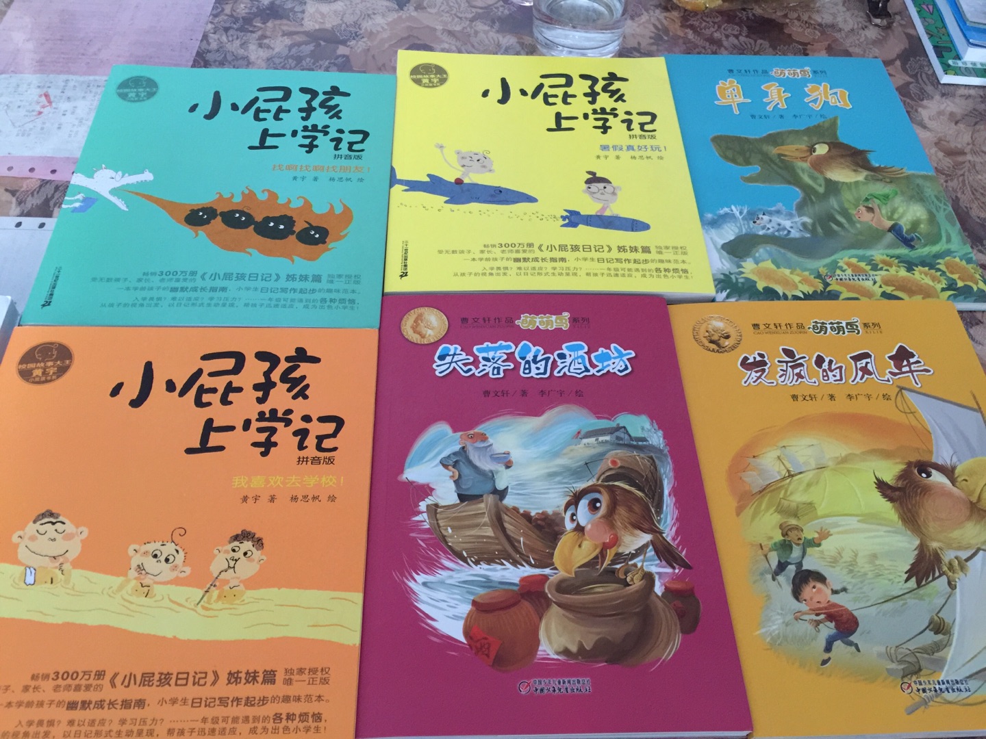 儿子五岁半，能独立看懂一些简单的书，这些书是我在新华书店看过后才买的，非常不错，适合小孩子，印图精美，文字简单，关键是价格非常美丽，希望儿子会非常喜欢。