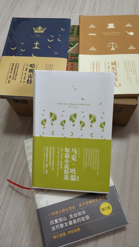 书质量很好，纸张很白，印刷也很清楚。书中有很多解释，很适合学生阅读。