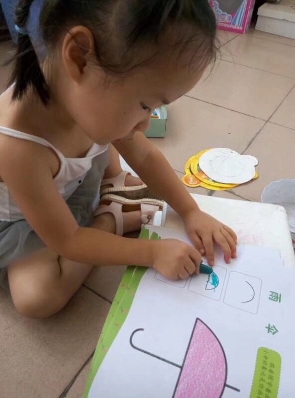 宝宝很爱涂，简单易学，女儿的第一本画画书