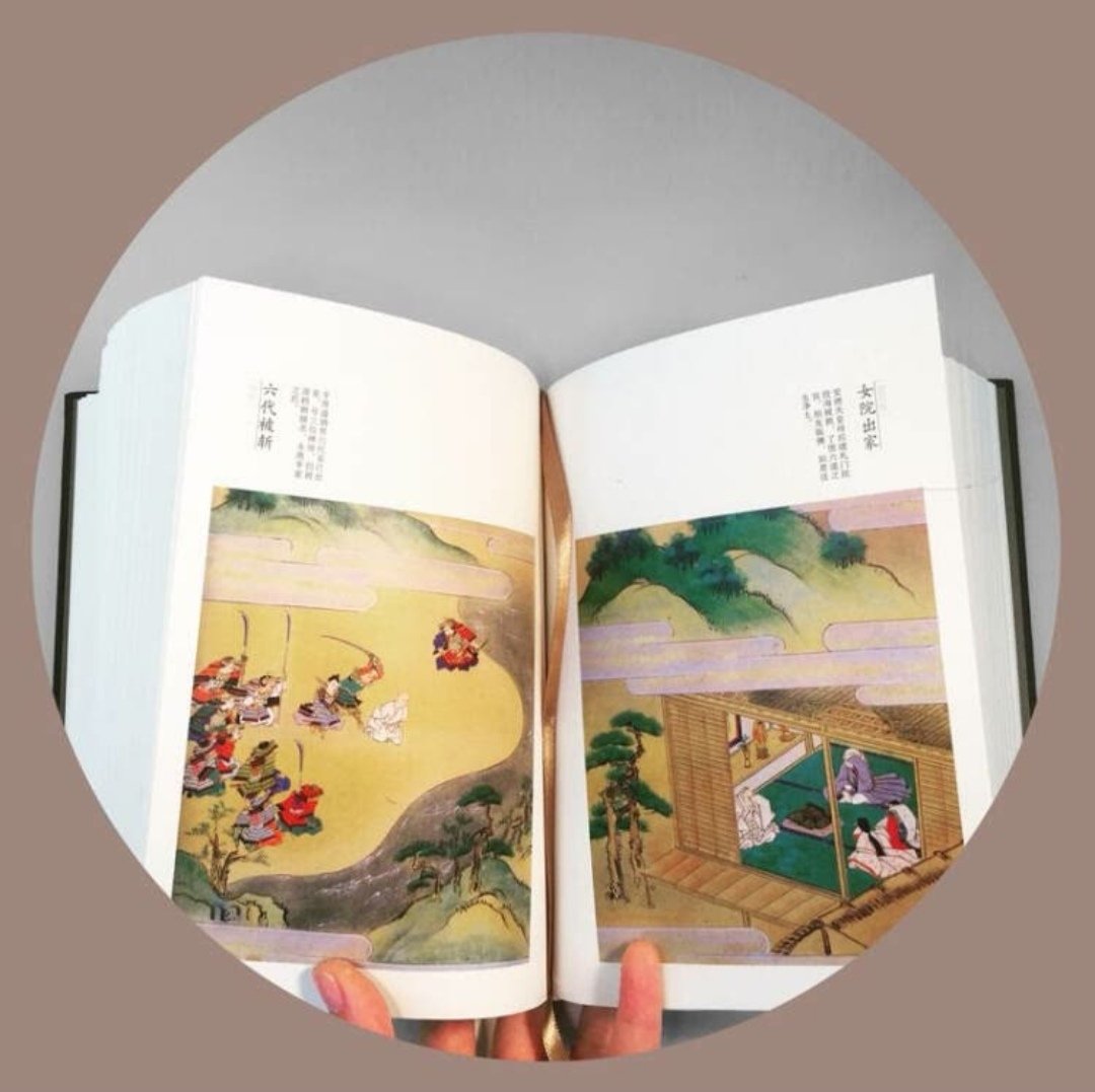 《平家物语》是一部战争题材的历史小说，塑造了许多广被传颂的武士典型。在日本文学史上与《源氏物语》并列为二大物语经典，一文一武，菊花与剑，影响极为深远。