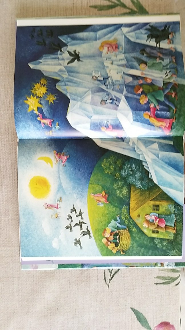 纸质特别好，色彩没有偏差，3岁孩子特别喜欢看里面的插图，很精美的一本书！