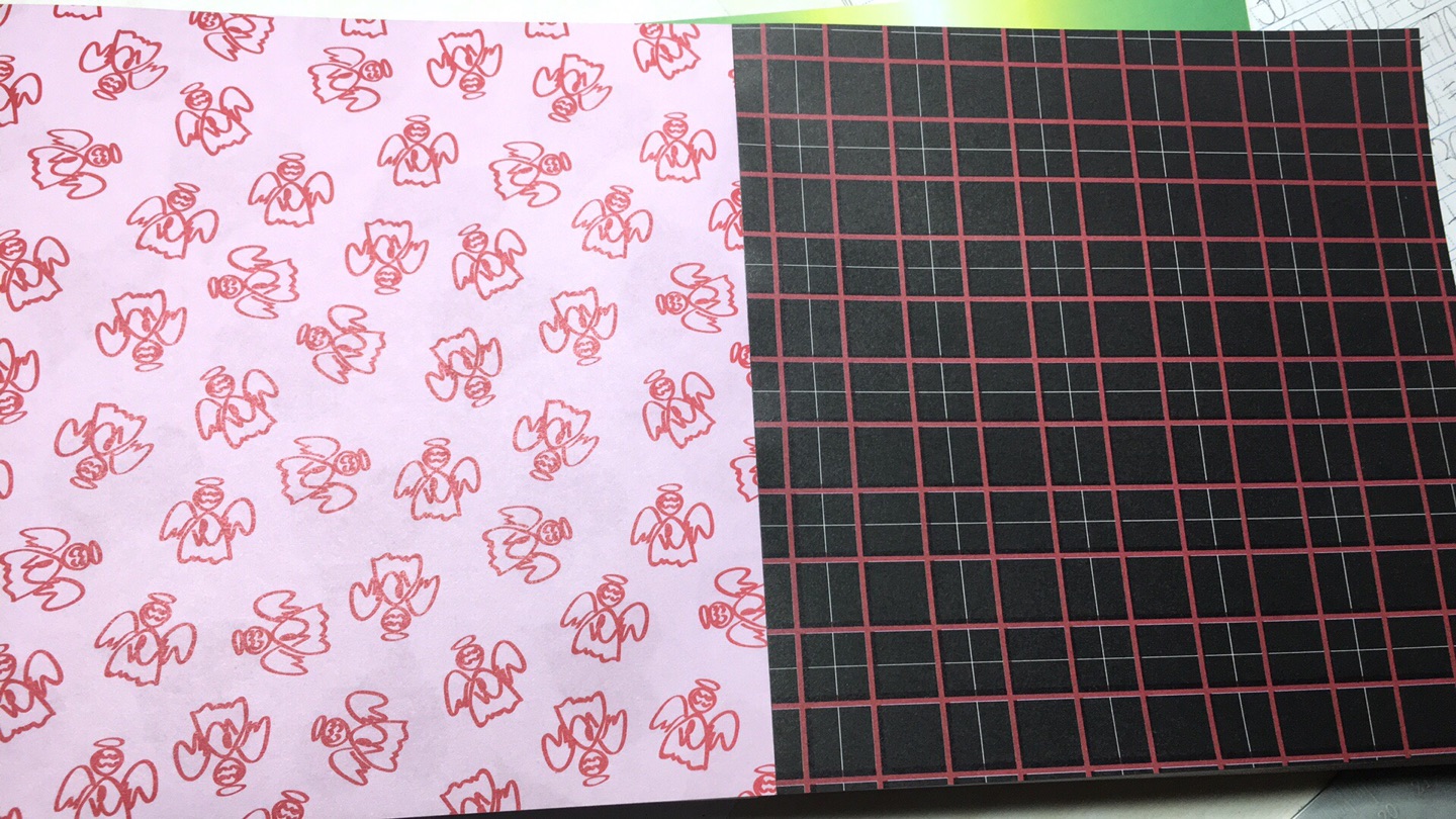 小朋友最近迷上了折纸，刚好活动时买的这个，很多彩纸，两面都是不同图案的，孩子比较喜欢
