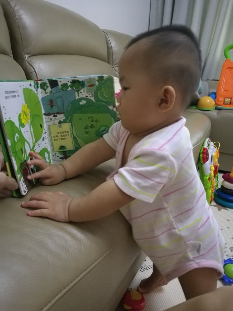 每天给宝宝读一本，虽然她还听不懂，但慢慢给她培养亲子共读的习惯，感觉挺好的。