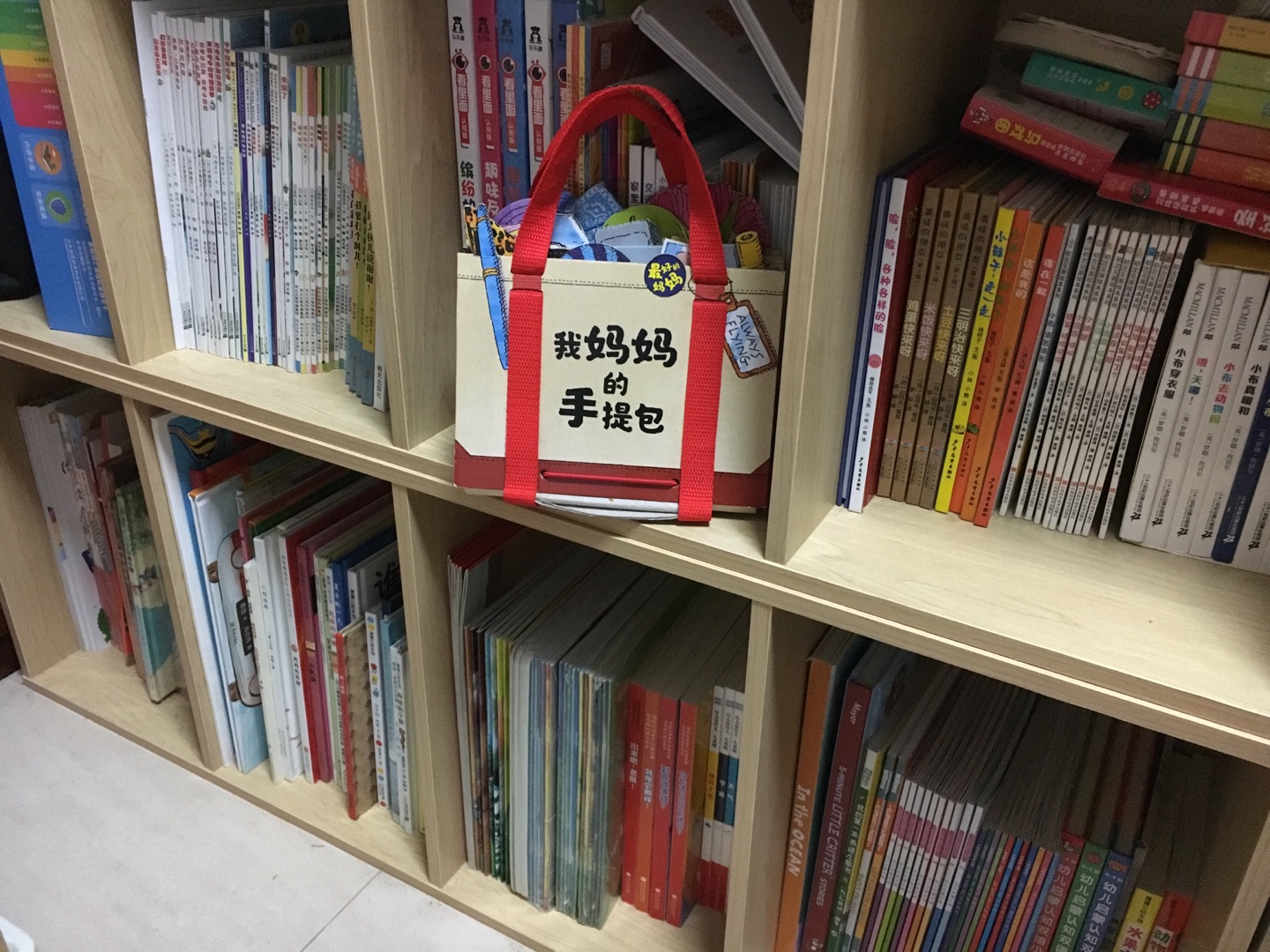 在买的书都堆了5个书架的，宝宝很喜欢看！速度快质量又好，活动的时候价格非常实惠，会继续支持回购的！
