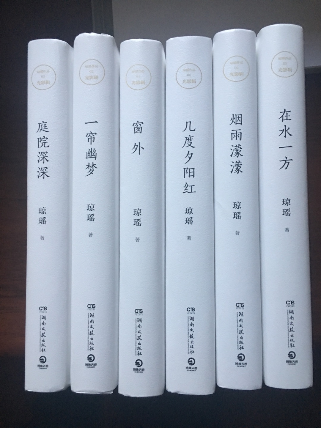 精装带活动的书衣，外封面太白感觉不耐脏；内页字体小了一点，其余都还行！