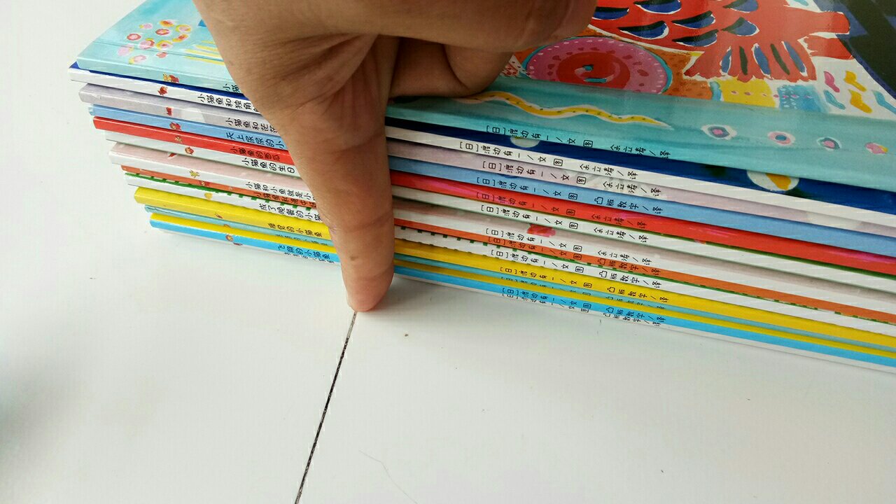质量超级棒的童书，纸张厚实，圆角设计，每本书都有一页是立体设计的，13册子，很重呢！日本作家绘本写的真好！宝贝非常喜欢鱼?，年纪还有点小，估计明年就可以看了！