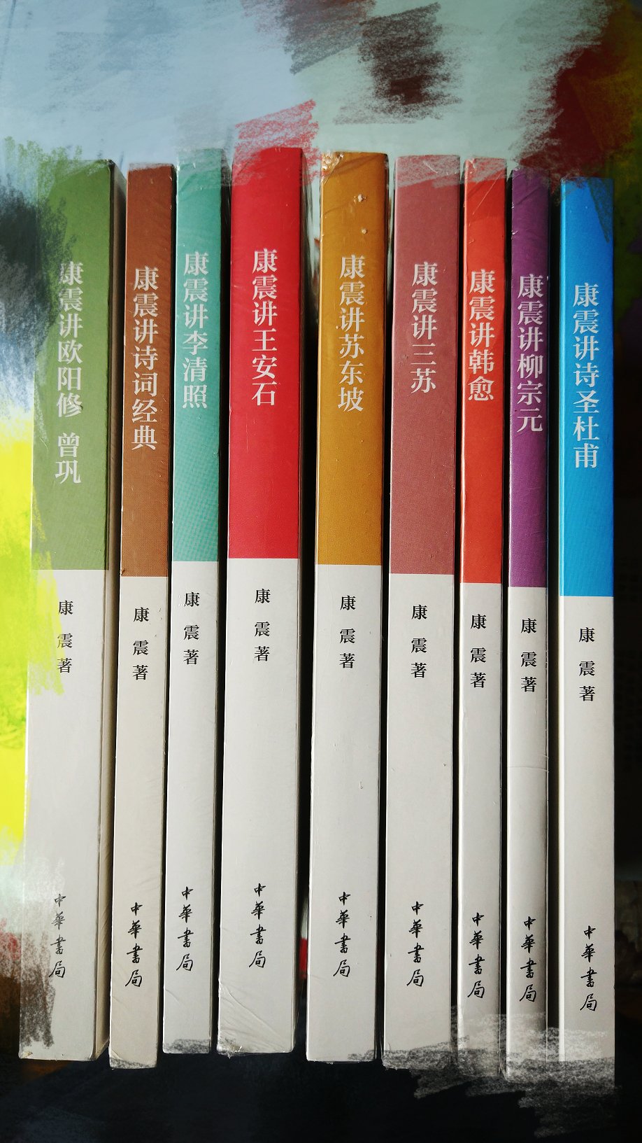 诗词大会认识了康震老师，人风趣幽默，还有才华。买他的书来拜读一下。满百减50购入的，单本买比套装书便宜了不少，就是少一本"讲李白"缺货，下次再购买。送到时快递包装完好，只有一本书背部污损，通过换货也很快解决了。