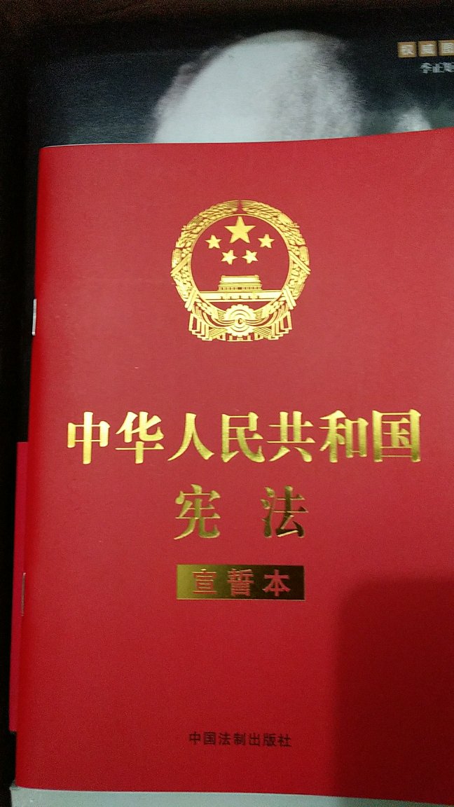 在买书，没有你买不到的，只有想不到的，看上了哪一本就买哪一本，想要什么书就去找什么书，总能找到你无法忘却的，总能找到使你心动不已先买而后快的。在外的日子，有了这些书与你相伴，你便不会寂寞孤独。倘若有事离开，远点就会平添些许牵挂，再久点就会放心不下，直到你来到它们身边，看见了才充实许多，踏实许多。每本书都是一个美丽而鲜活的生命，都有真实的灵魂。帮着我渡过无数闲暇，走过数不清的地方！