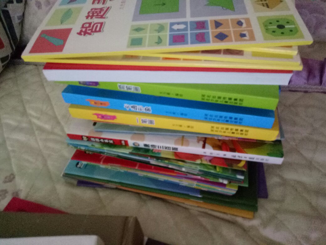 突然很想给孩子买一些书  虽然她还看不懂  我就想让她养成一个好习惯   也给自己买了两本书   我要慢慢把书柜全填满   坚持每天陪孩子看书   买了十几套  一套好几本  儿童绘本