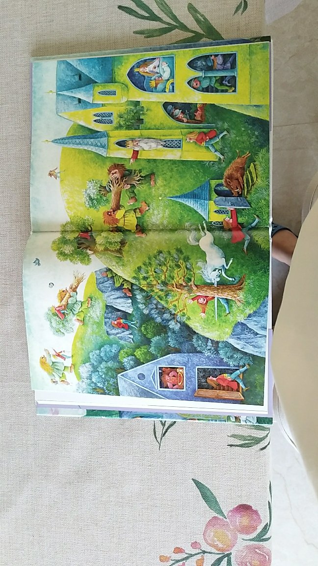 纸质特别好，色彩没有偏差，3岁孩子特别喜欢看里面的插图，很精美的一本书！