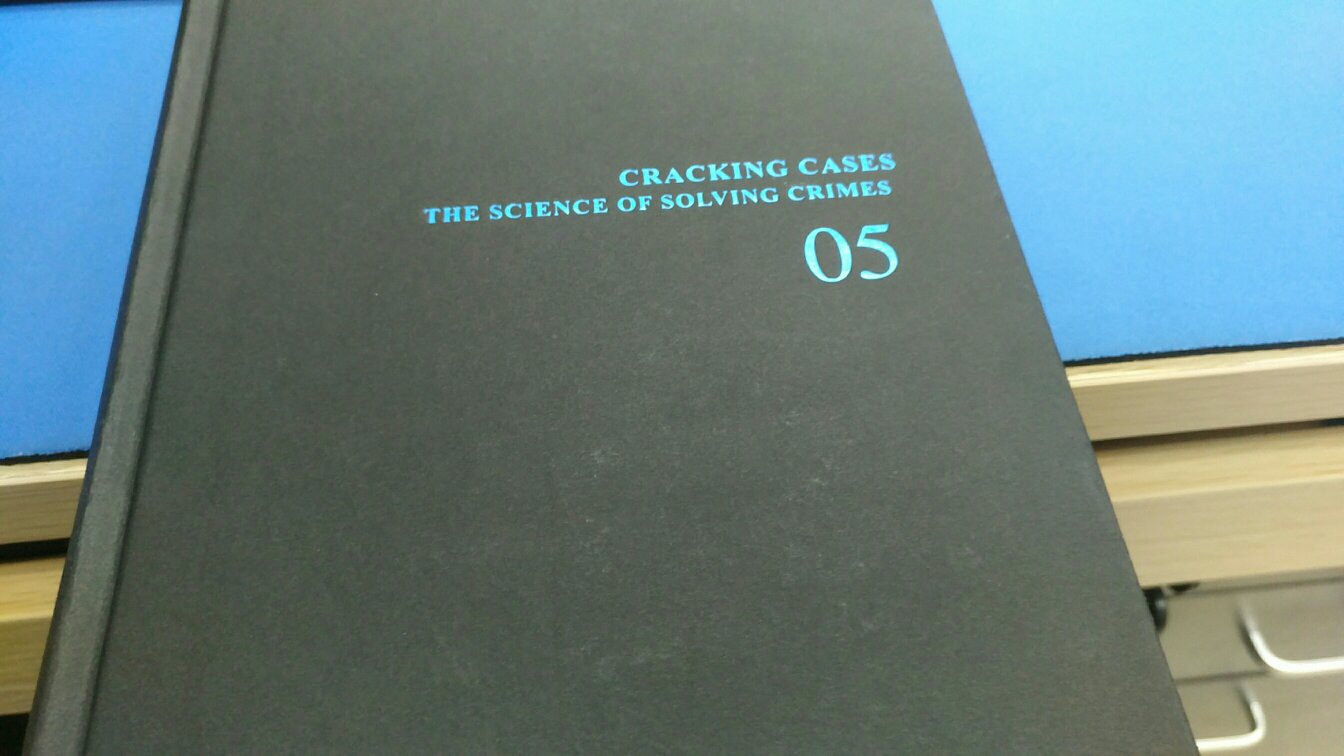 很不错的一本书，通过犯罪现场遗留的血迹线索，抽丝剥茧，环环相扣，从而找出事情的真相。因为国家文化差异，各个国家之间法律体系不一样，美国的司法制度与中国不同，要熟悉案件，还必须熟悉美国的司法。总体还是不错的一本书，价格略贵，物有所值