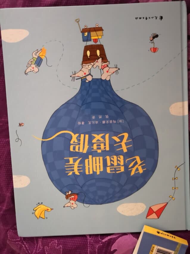 绘本是文学和艺术的综合体，除了带领孩子进入图像的世界以外，也让他们对文字产生了认识。绘本的特殊之处在于，它能够带给孩子一种“有系统的认知”，我们知道绘本本身分成许多类型，例如：关于食物、植物、动物、交通工具…等题材，可以作为孩子学习的一种工具，而且并不是用一种很生硬的方式使孩子记忆，而是透过巧妙的文字叙述或图像引领，使孩子对未知的世界有了最初步的认识。