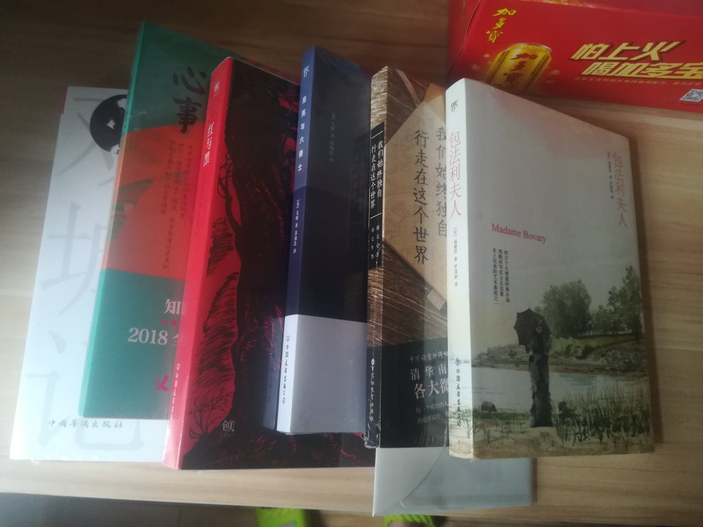 第一个，手机导航找理发店滑屏闪过~瞥到~置顶是另外一个人，最后放弃抵抗。卒第二个，和我在走路时候手机一直响，而且眼神慌张拒绝查看，是网络姻缘一线牵的女孩子。卒第三个，他低头回消息，我问他在和哪个小姑娘聊天，他切换到其他群里让我瞄了一眼，然后他自己已经把背景都改成那个姑娘了。卒啊哈哈哈哈