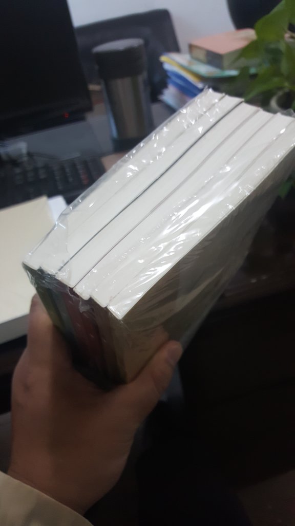 书的软包塑封破了，觉得还是薄了一点。
