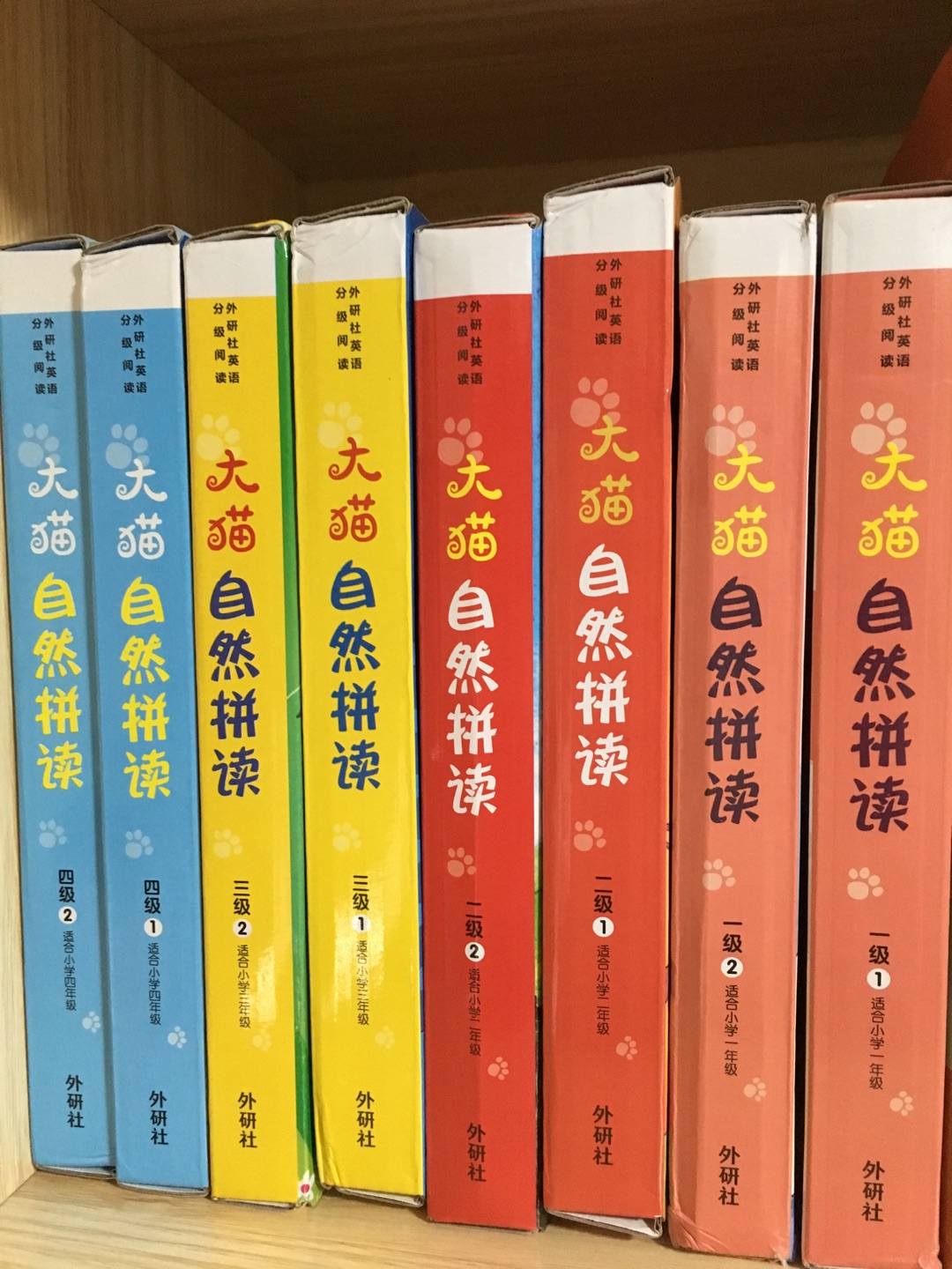 一直很信赖外研社这个专业的外语出版机构 自然拼读的好教材 分级逐步进行 循序渐进 内容很合理