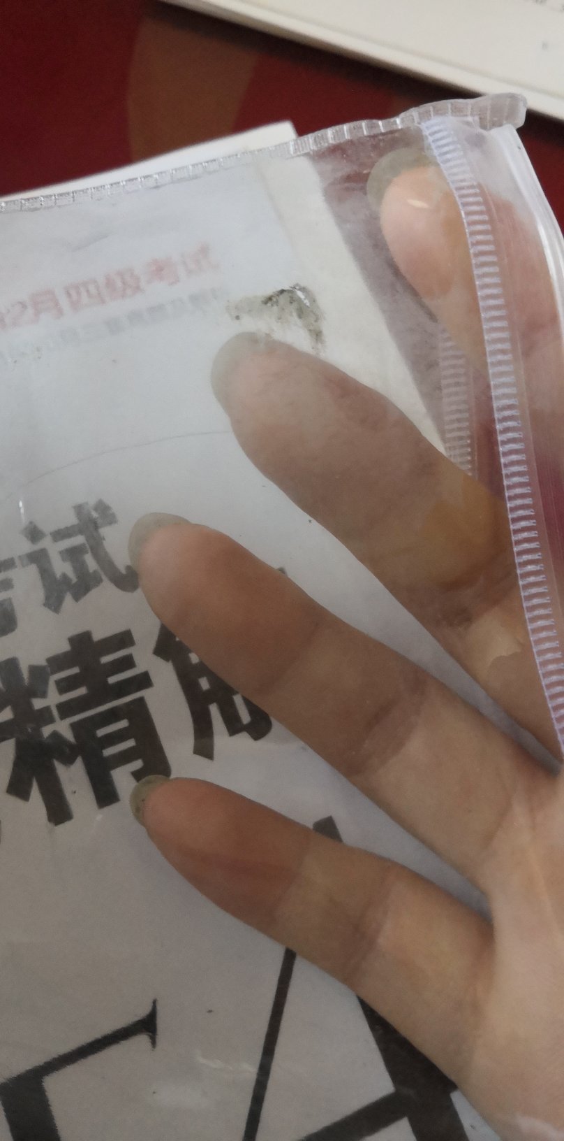 试卷是没有问题的，就是外包装灰蒙蒙的还有破损。试卷纸质好，印字清晰，答案很详细。