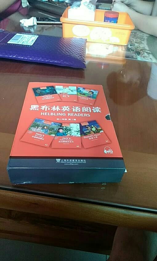 书很不错，是正品的，送货也比较快，虽然途中有些小插曲，总体来说还是很不错的。