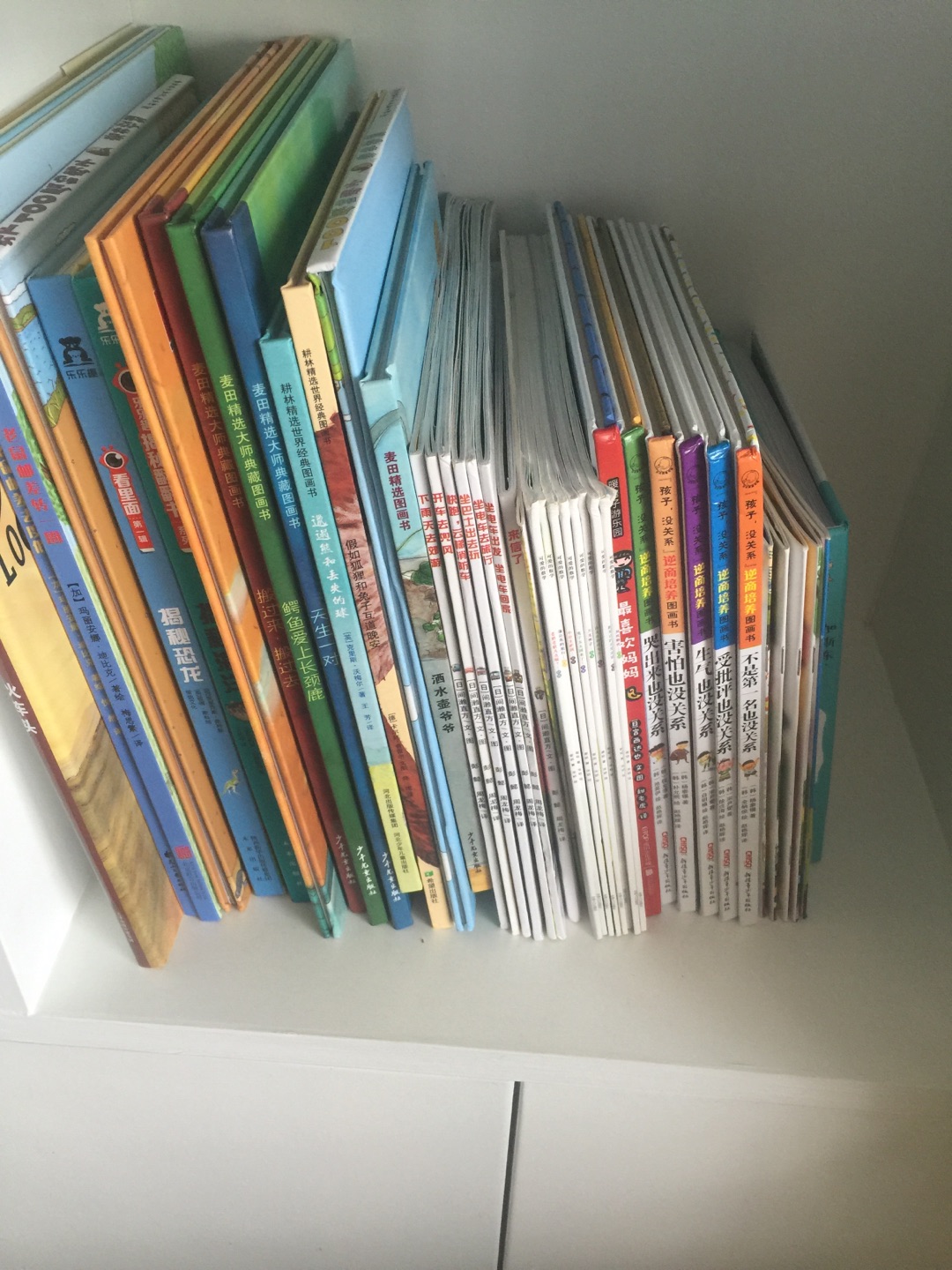 是精装书本，质量很好，书本内容也适合幼儿园小朋友看，总体感觉很不错！暑期陪伴孩子的阅读，养成阅读喜欢，所有的书都是买，质量很好，色彩也很美