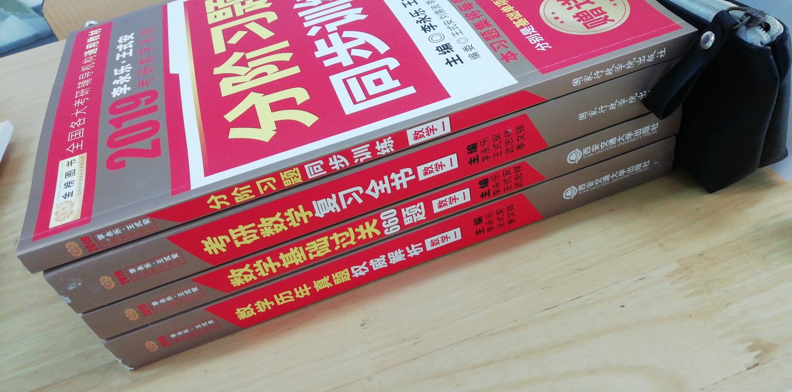 一共发了四本，里面的视频课程有机会了再看吧，的物流一直很给力，棒棒哒