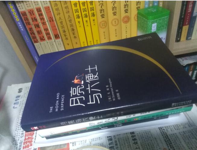 1. 《国史大纲》是看过的唯一一本繁体字竖排版的书。900多页的书慢慢的大半年才读完。 2. 原来古人这种排版方式还是有不少好处的：正文分大中小三种字体，分别对应主要内容，细节内容和文中注解。这样全书错落有致，而且易于阅读：不感兴趣的地方直接读大字体，跳过其余，感兴趣的地方可读细节，有疑惑的地方还有插入文中的小字引用部分进一步说明。 3. 一般来说，史学家要秉持的最重要职业操守就是客观公正，此点是也史学家和文人最大的区别。为了避免写出文人写的那种不靠谱的东西，史学家会极力避免情绪化的东西在作品里面。