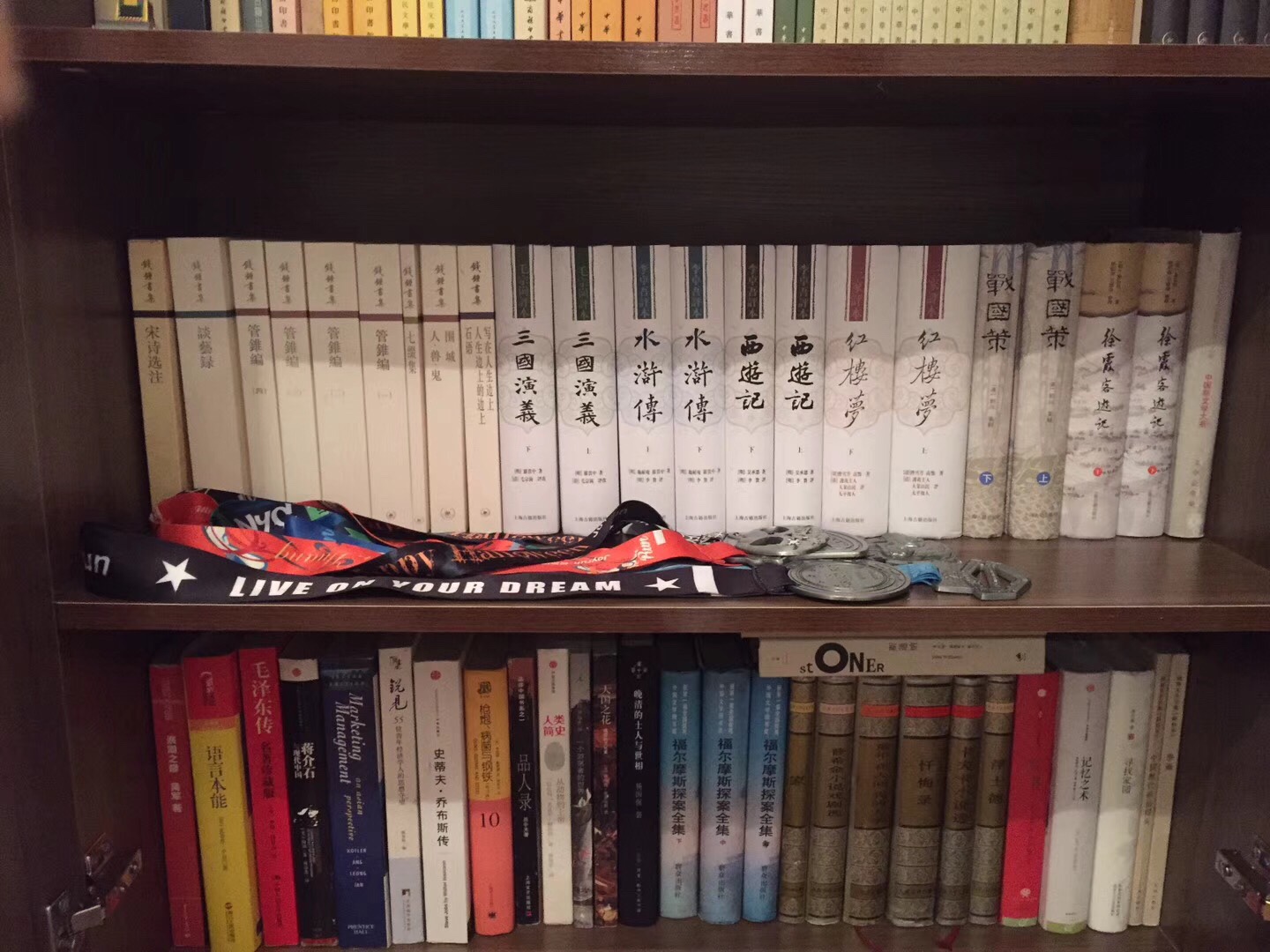 商务印书馆的汉译世界学术名著，为最全最经典的学术名著，有多少买多少，家里藏了100多本了。