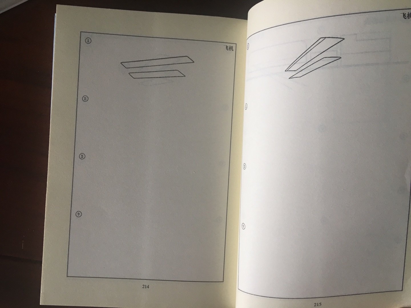 书是没有塑料薄膜包装的，1-87面都有图有文字讲解，88-215面就只有简单线条，几乎全页空白，内容挺少。