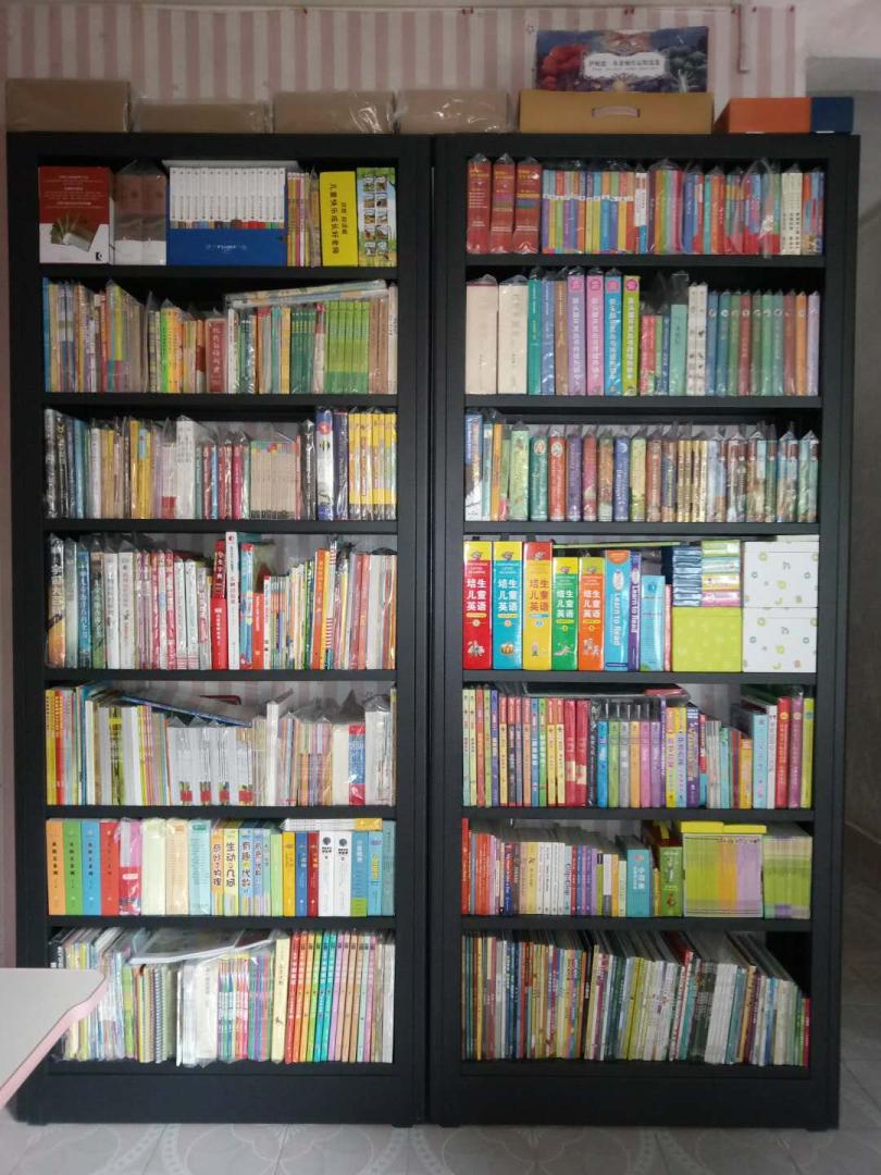 的书迷啊，一直买买买买，实在没有空一本一本的拍，晒几个书柜可好？